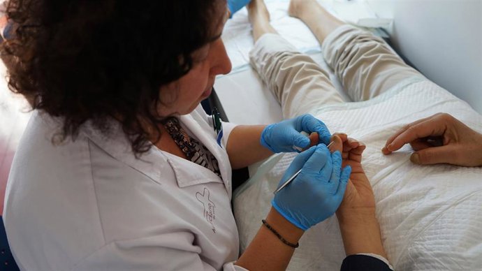 La consulta de lesiones oncológicas de la Arrixaca es una iniciativa pionera en el tratamiento de los efectos secundarios de medicamentos contra el cáncer.