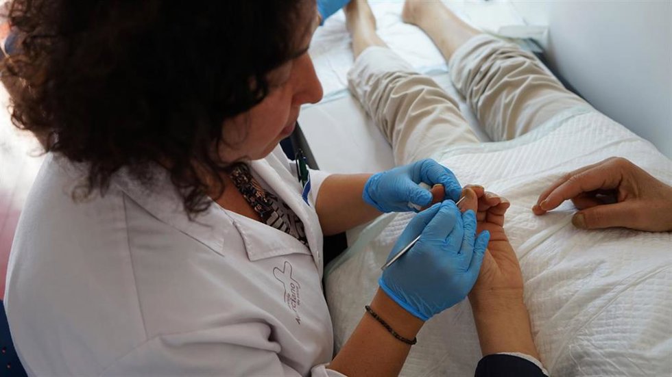 La consulta de lesiones oncológicas de la Arrixaca es una iniciativa pionera en el tratamiento de los efectos secundarios de medicamentos contra el cáncer.