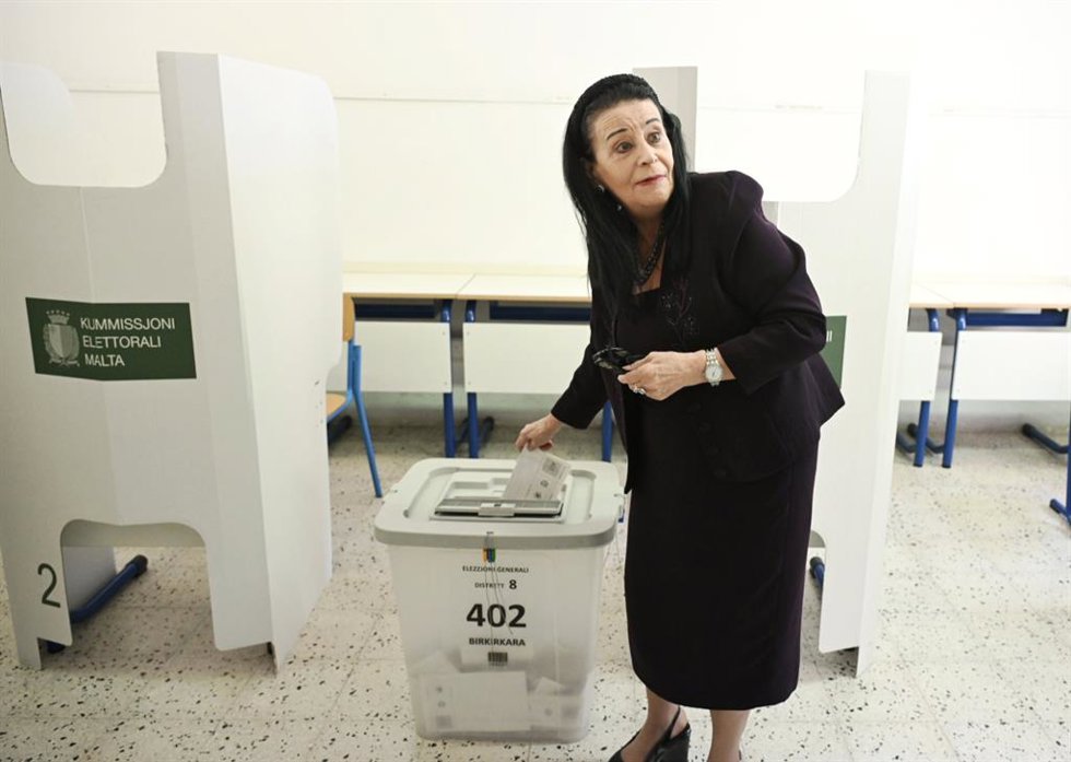 La presidenta maltesa, Myriam Spiteri Debono, vota en las elecciones legislativas