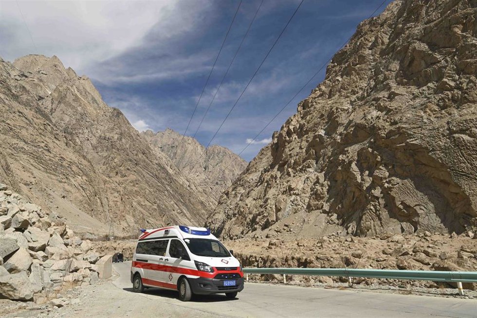 Archivo - Imagen de archivo de una ambulancia en China