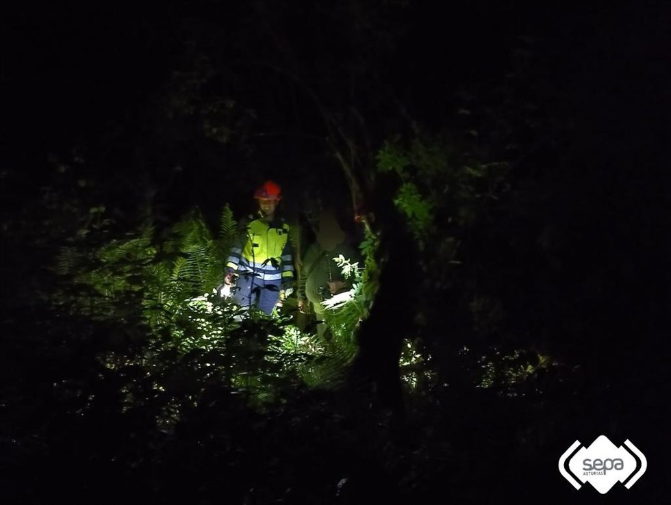 Rescate de un pescador en Colunga