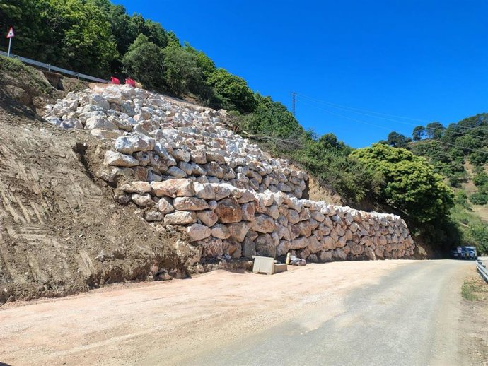 Escollera ejecutada en la carretera de acceso a Benalauría