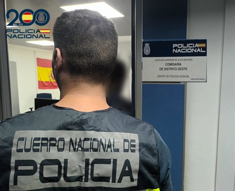 Un agente de la Policía Nacional de la Comisaría del Distrito Oeste.