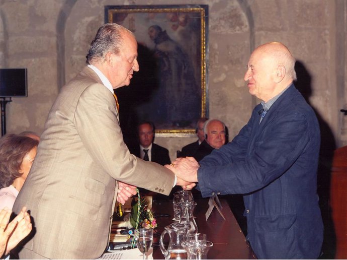 Archivo - El rey Juan Carlos I saluda al filósofo y sociólogo francés Edgar Morin