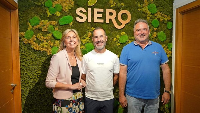El alcalde de Siero, Ángel García y el concejal de Caminos en el Medio Rural, Alumbrado Público y Parques y Jardines, Alejandro Villa, junto a Alejandra Cuadriello, concejala de la Plataforma Vecinal de La Fresneda.