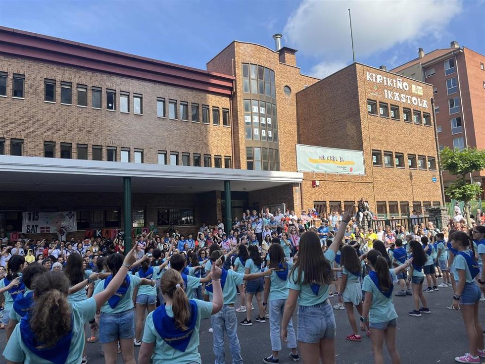 Estudiantes de Kirikiño Ikastola llevan a cabo una coreografía en el acto de apertura de Ibilaldia 2026