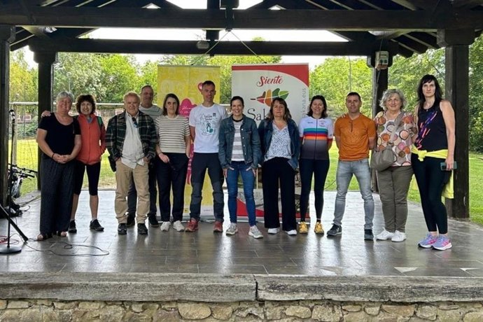 Inauguración de nuevo carril ciclabe en la comarca de Sakana a la que han asistido directora general de Transportes y Movilidad Sostenible, Berta Miranda y la directora general de Turismo, Ana Rivas.