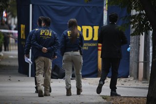 Santiago, 5 de mayo de 2026.  La Brigada de Homicidios de la PDI realiza pericias tras un homicidio perpetrado en calle Escanilla a una cuadra del Servicio de Encargo y Busqueda de Vehiculos de Carabineros en la comuna de Independencia donde sujetos