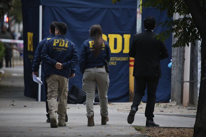Santiago, 5 de mayo de 2026.  La Brigada de Homicidios de la PDI realiza pericias tras un homicidio perpetrado en calle Escanilla a una cuadra del Servicio de Encargo y Busqueda de Vehiculos de Carabineros en la comuna de Independencia donde sujetos