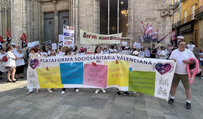 Manifestación en València de las trabajadoras del Servicio de Atención a Domicilio (SAD).