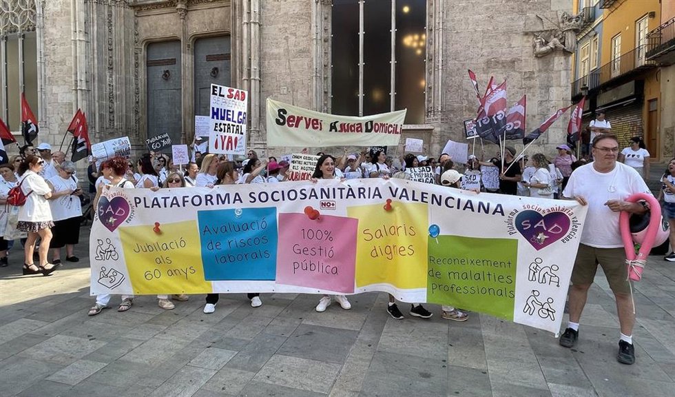 Manifestación en València de las trabajadoras del Servicio de Atención a Domicilio (SAD).