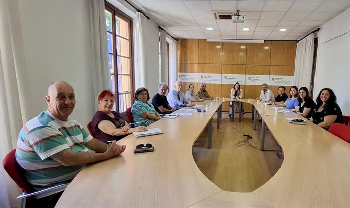 Reunión de la directora general de Bienestar Social, Marina Fiscaletti, con representantes de las entidades sociales.