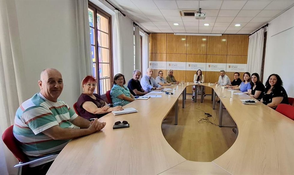 Reunión de la directora general de Bienestar Social, Marina Fiscaletti, con representantes de las entidades sociales.