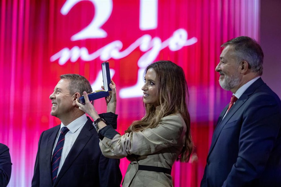La peridista Sara Carbonero recibe la Medalla de Oro de C-LM.