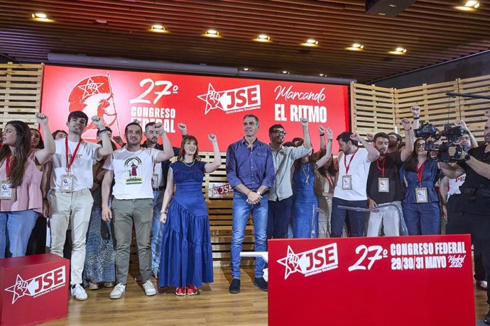 El secretario general del PSOE y presidente del Gobierno, Pedro Sánchez (d), y la secretaria general electa de Juventudes Socialistas de España (JSE), Aránzazu Figueroa (i), durante la clausura del 27º Congreso de JSE, en la sede UGT Madrid.