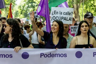 La secretaria política de Podemos y eurodiputada, Irene Montero (c), durante una manifestación en defensa del derecho al acceso a la vivienda, a 24 de mayo de 2026, Madrid (España). La movilización, convocada por el Sindicato de Inquilinas e Inquilinos de