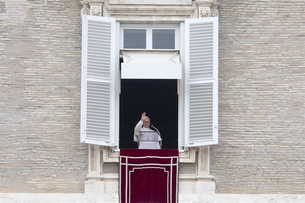 El Papa en el balcón de la plaza de San Pedro en el Vaticano a 10 de mayo de 2026.