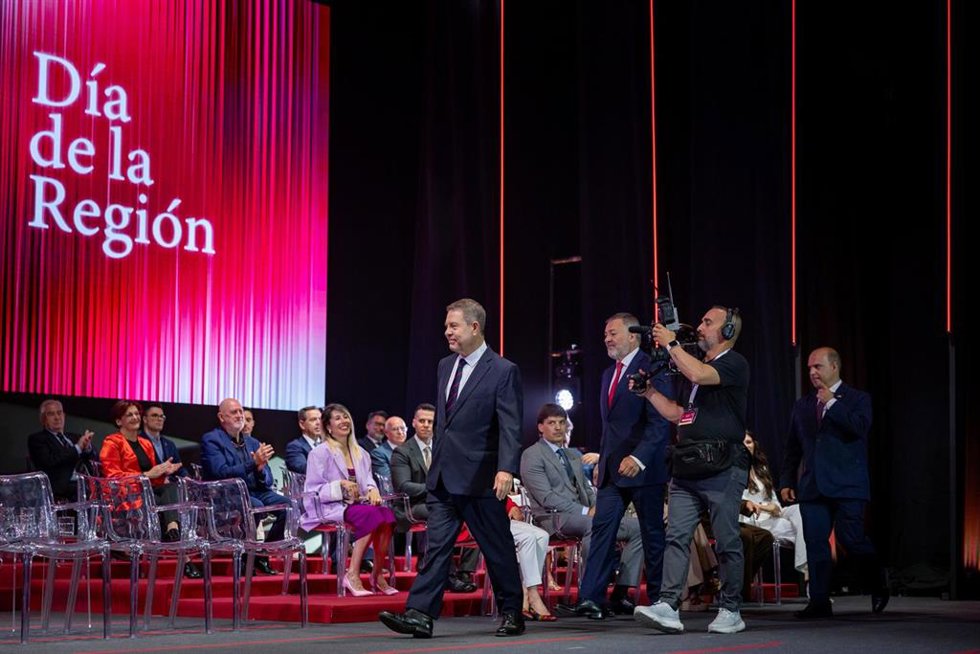 El jefe del Ejecutivo autonómico, Emiliano García-Page, preside el acto institucional del Día de Castilla-La Mancha que se celebra en el Teatro Auditorio ‘José Luis Perales’ de Cuenca.