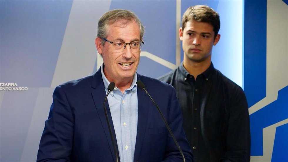 El parlamentario y responsable de Euskera del EBB ddel PNV, Markel Olano, y el portavoz parlamentario jeltzale, Joseba Díez Antxustegi, en una comparecencia en el Parlamento Vasco