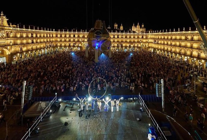 Archivo - Uno de los espectaculos del Fàcyl en la plaza Mayor de Salamanca.