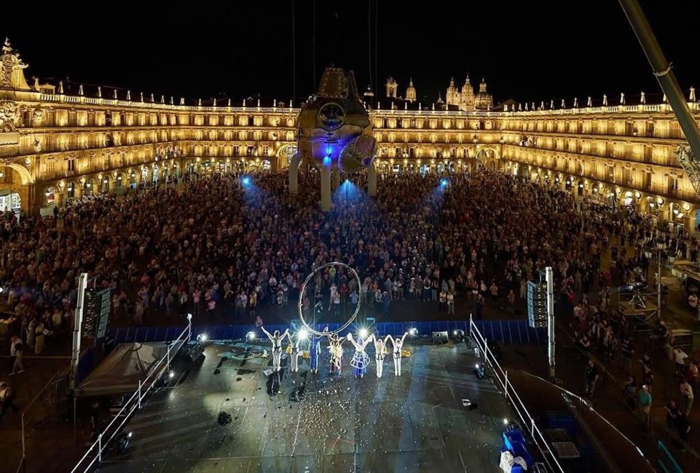 Archivo - Uno de los espectaculos del Fàcyl en la plaza Mayor de Salamanca.