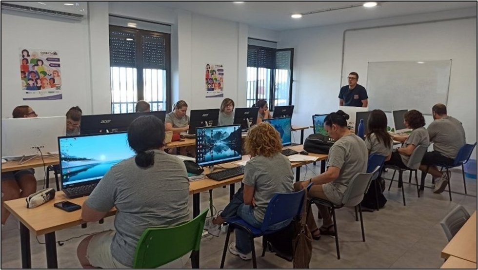 Archivo - Participantes en una formación del Programa de Competencias Digitales para la Ciudadanía, impulsado por la Junta de Extremadura.