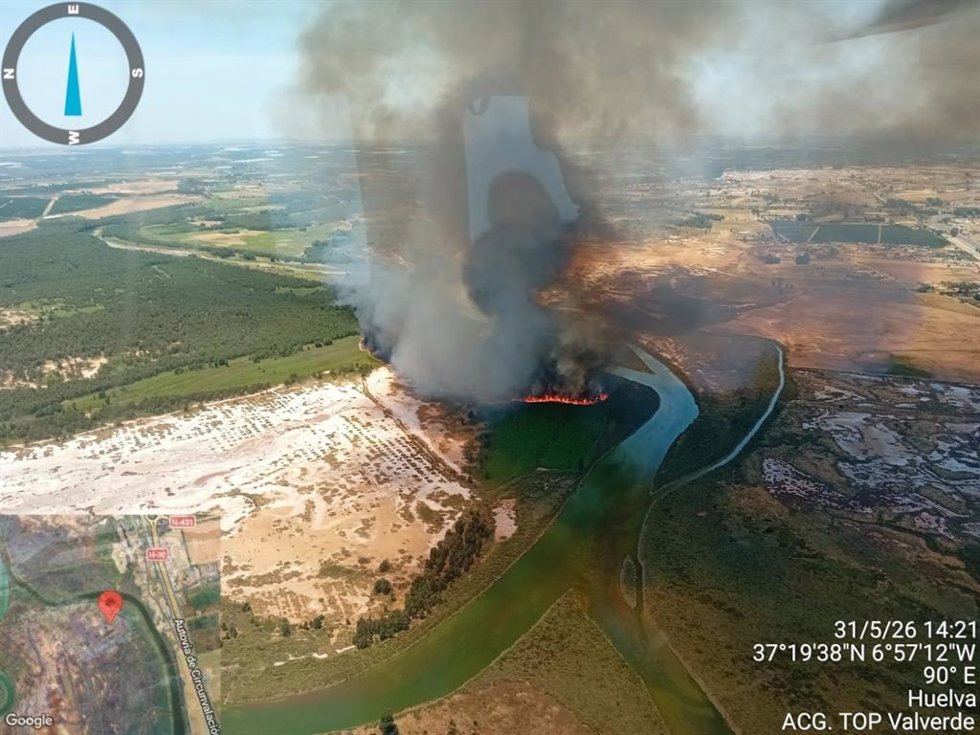 Imagen aérea del incendio declarado en Gibraleón (Huelva).