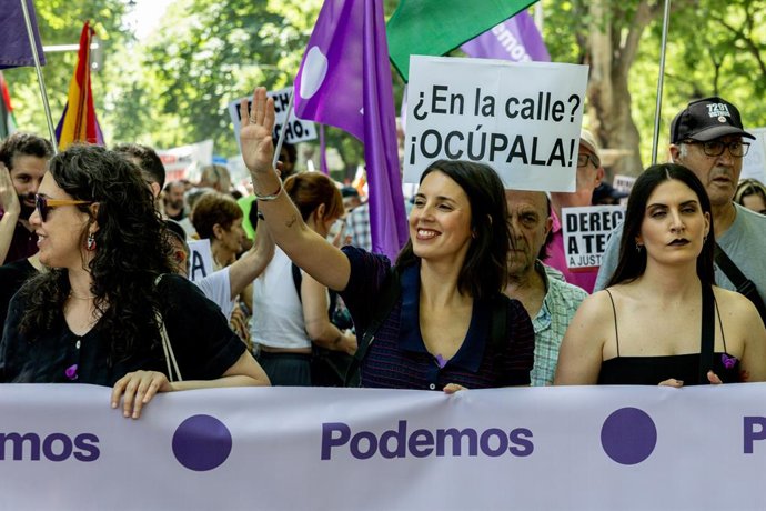 La secretaria política de Podemos y eurodiputada, Irene Montero (c), durante una manifestación en defensa del derecho al acceso a la vivienda, a 24 de mayo de 2026, Madrid (España). La movilización, convocada por el Sindicato de Inquilinas e Inquilinos de
