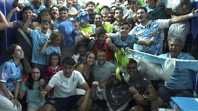 El equipo de fútbol CD Coria celebra su ascenso a Primera RFEF tras imponerse al Oviedo Vetusta, a 31 de mayo de 2026, en Oviedo (Asturias).