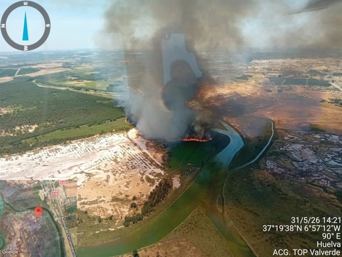 Imagen aérea del incendio declarado en Gibraleón (Huelva).