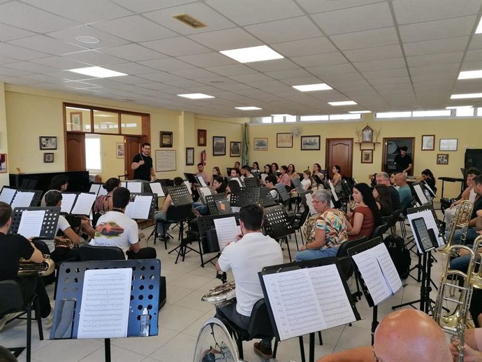 Integrantes de la parte musical de la misa con el Papa León XIV en Tenerife durante un ensayo