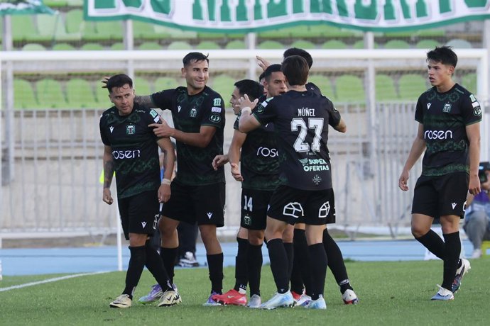 Futbol, Santiago Wanderers vs Deportes Temuco Fecha 10, Liga de Ascenso 2026 El jugador de Deportes Temuco, Franco Ortega, izquierda, celebra su gol contra Santiago Wanderers durante el partido de la Liga de Ascenso disputado en el estadio Elias Figueroa