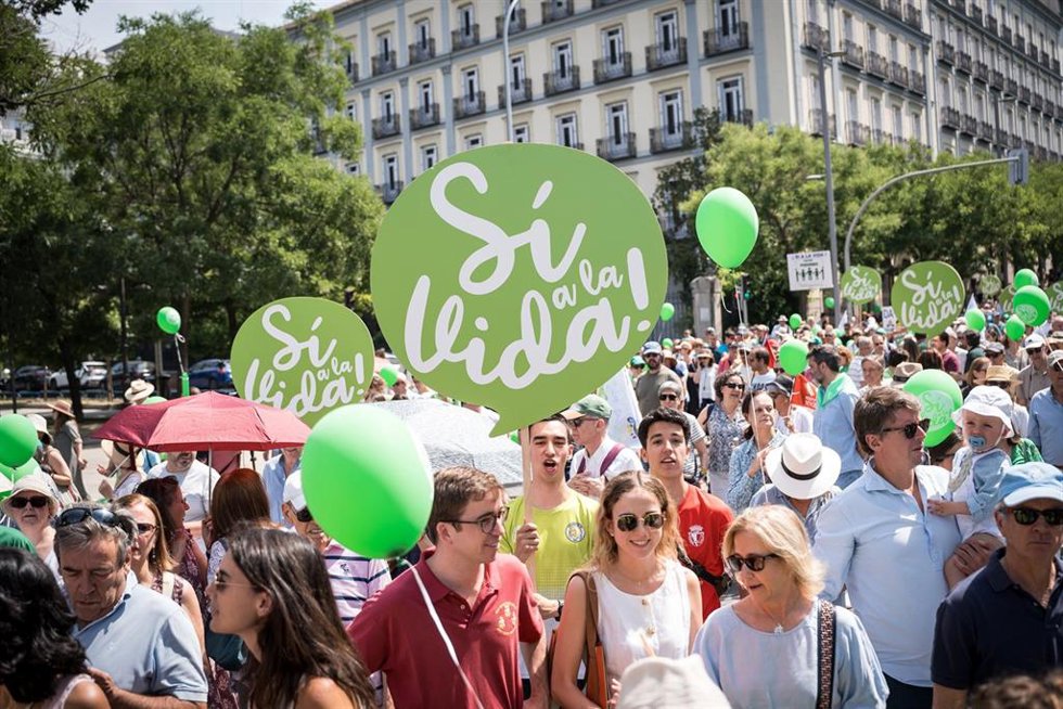Manifestante porta pancarta con lema 'Sí a la vida' durante una manifestación contra el blindaje del aborto en la Constitución y la ley de eutanasia, a 31 de mayo de 2026, en Madrid (España). 