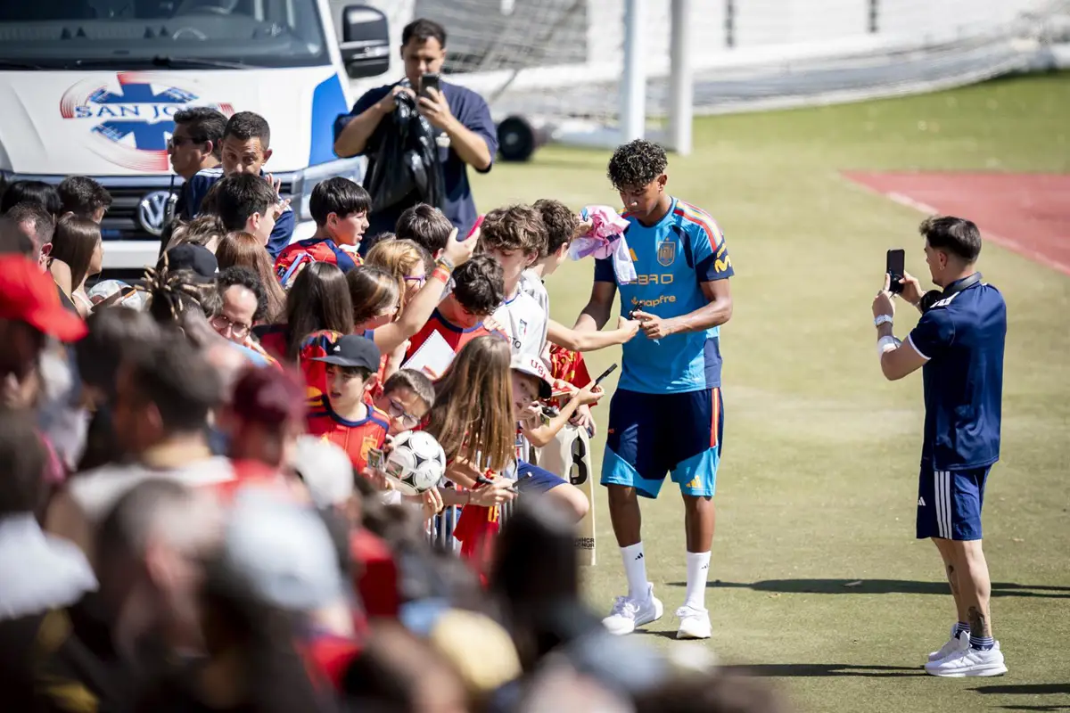 Lamine Yamal durante el entrenamiento de la selección española de fútbol