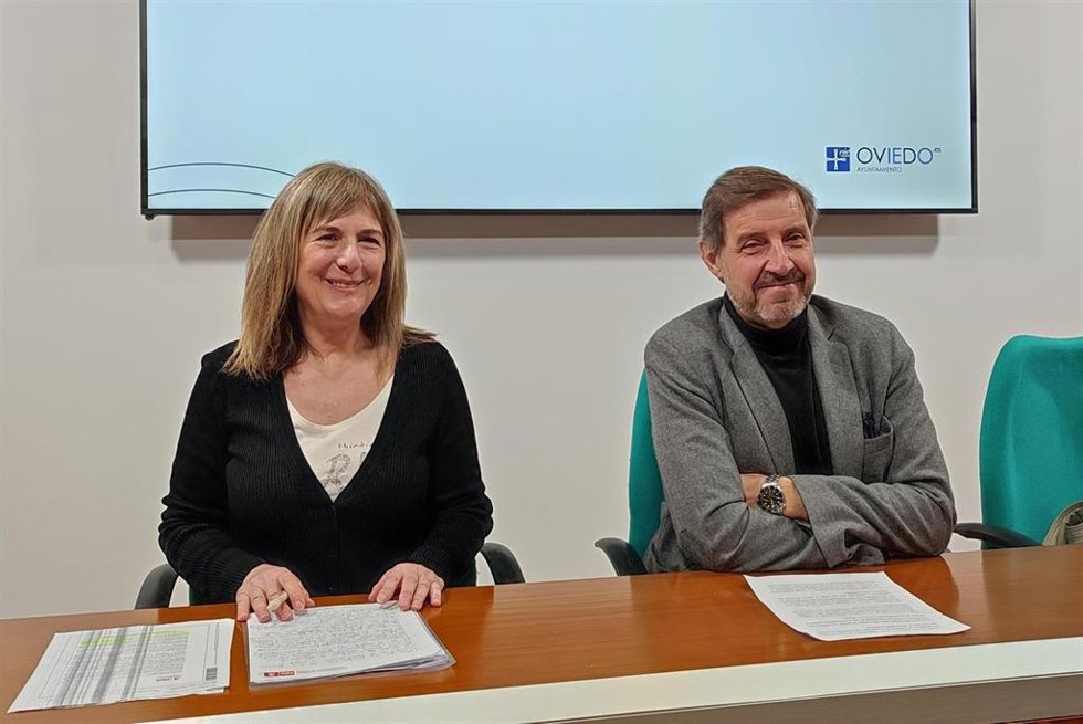 Archivo - El portavoz del PSOE en el Ayuntamiento de Oviedo, Carlos Fernández Llaneza, y la concejala Marisa Ponga, en rueda de prensa.