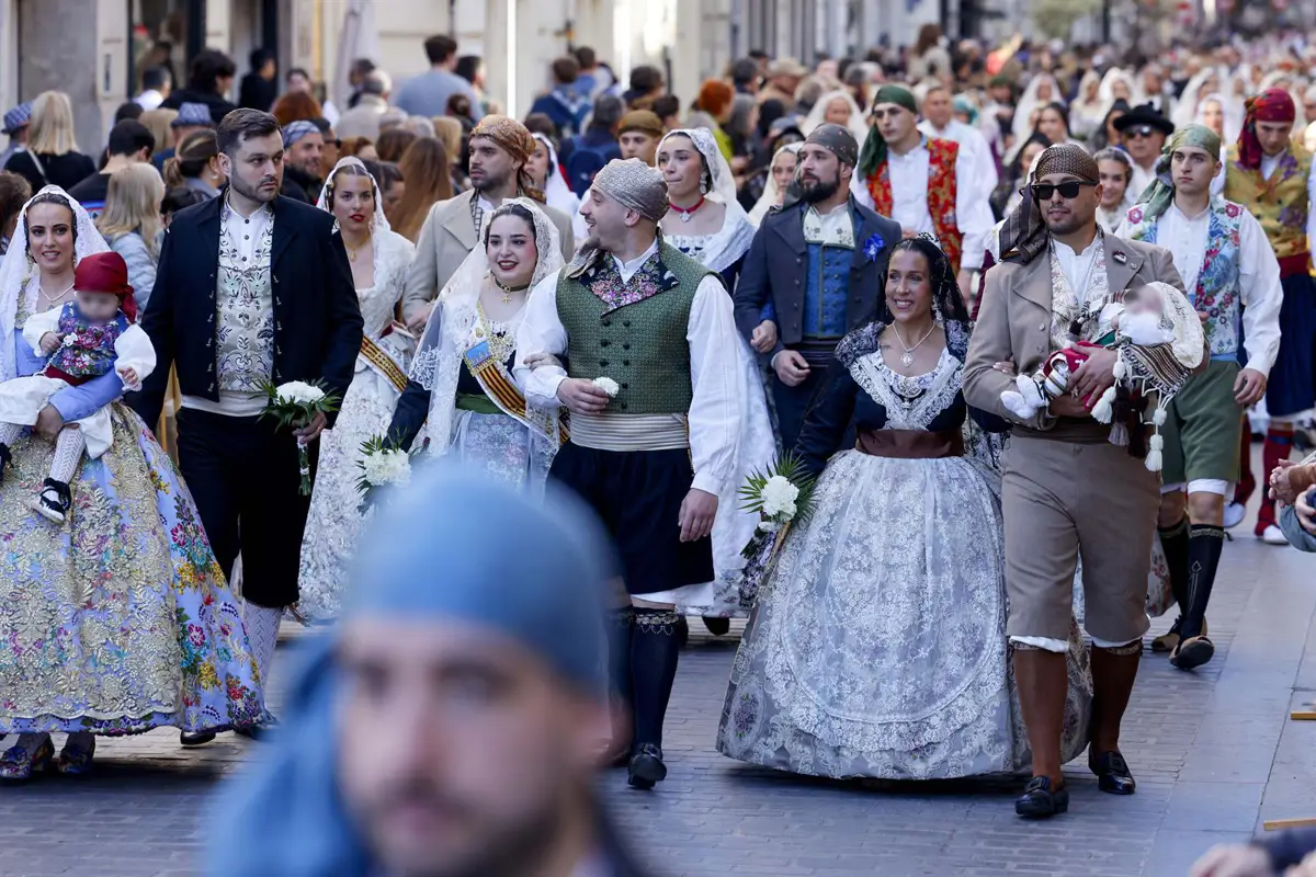 Falleros y falleras en la ofrenda a la Virgen de los Desamparados en las Fallas de 2026.