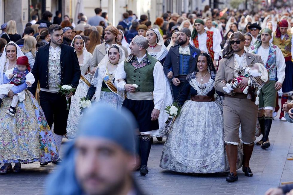 Archivo - Imagen de falleros y falleras en la ofrenda a la Virgen de los Desamparados en las Fallas de 2026.