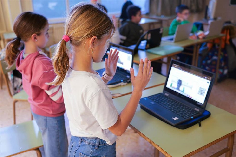 Archivo - Alumnas del Salesianos El Pilar durante una de las sesiones de Menudos Techies de Fundación hiberus.