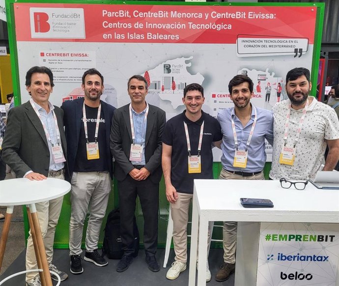 Expositor de Baleares con algunos de los representantes al South Summit