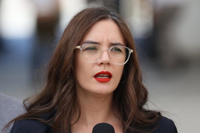 Santiago 25 de febrero 2026. La ministra de la Secretaria General de Gobierno, Camila Vallejo, realiza un punto de prensa junto a la futura vocera  Mara Sedini, en el marco de las reuniones bilaterales para el traspaso de mando. Dragomir Yankovic/Aton