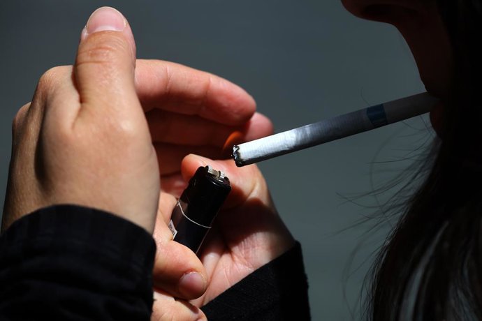 Santiago, 7 de noviembre 2025. Desde el mes de diciembre, ordenanza multara a personas que boten colillas de cigarros en la calle. Jonnathan Oyarzun/Aton Chile
