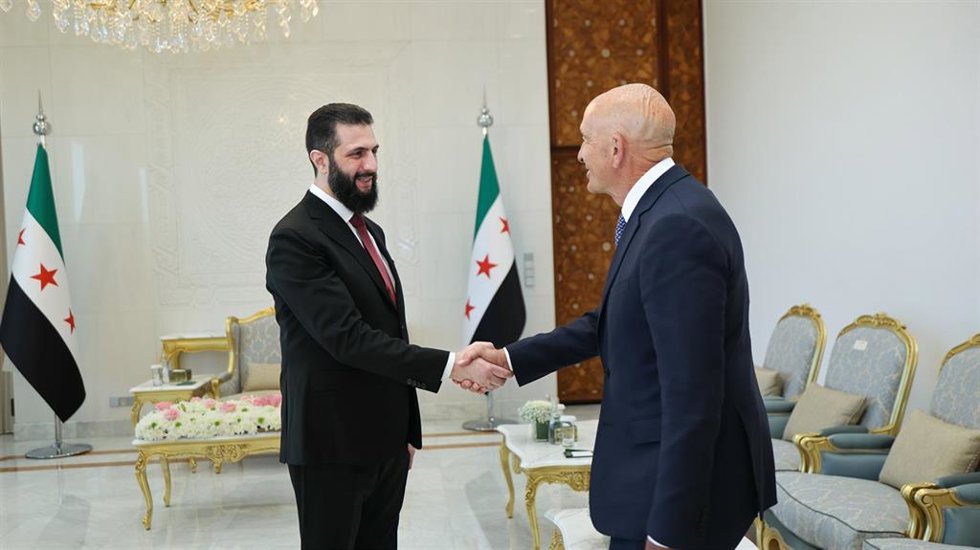 Ahmed al Shara (I) se reúne con el enviado de Trump para Siria, Tom Barrack 