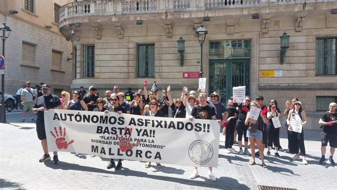 Manifestación de los autónomos frente a la Delegación de Gobierno en Baleares.