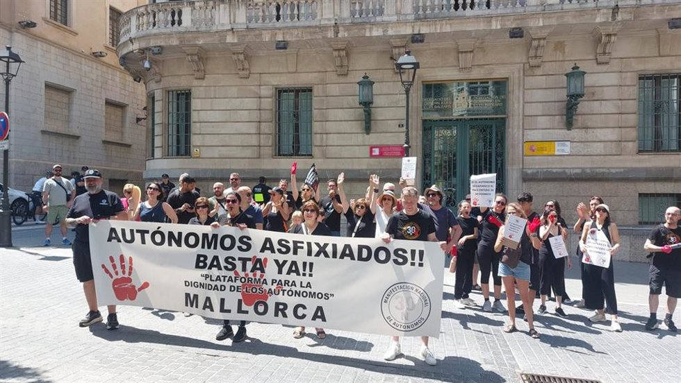Manifestación de los autónomos frente a la Delegación de Gobierno en Baleares.