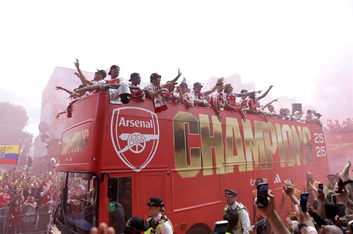 Los jugadores del Arsenal celebran la consecución de la Premier League por las calles de Londres