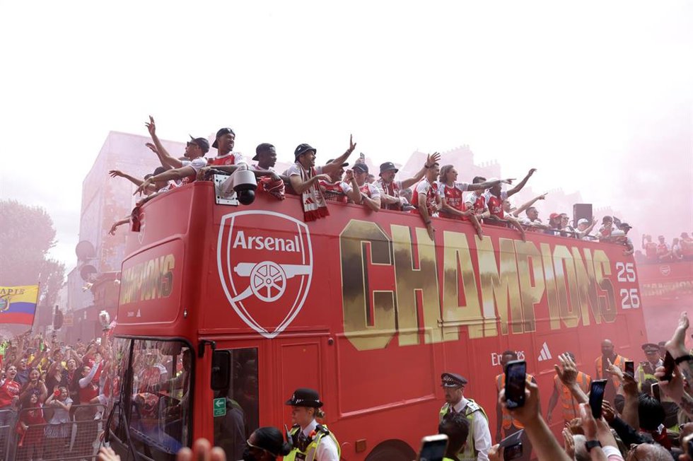 Los jugadores del Arsenal celebran la consecución de la Premier League por las calles de Londres