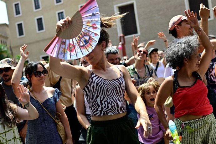 Diversión bajo el sol en el ciclo Música al raso, celebrado en la plaza San Bruno y que en su primer fin de semana ha reunido a más de 5.700 espectadores.
