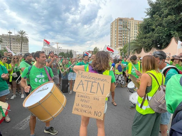 Concentración de profesores este domingo a las puertas de la Conselleria de Educación,en València.