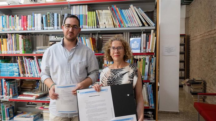 El concejal de Cultura de Archidona , Pablo Garrido, y la bibliotecaria municipal.