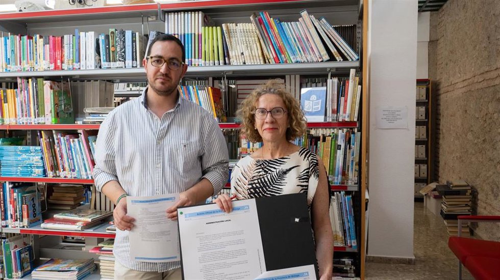 El concejal de Cultura de Archidona , Pablo Garrido, y la bibliotecaria municipal.
